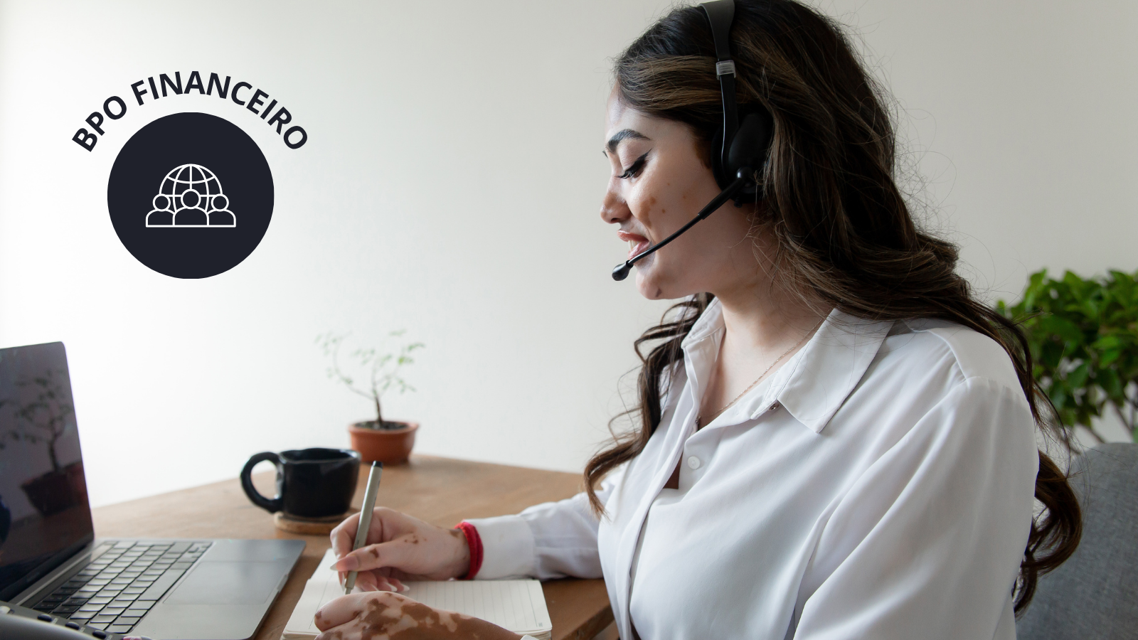 Mulher sentanda a frente do pc com o nome BPO financeiro ao redor de uma figura
